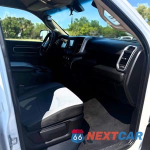 Piąte zdjęcie samochodu w środku: 2019 RAM 2500 BIG H VIN:3C6UR5DL1KG676651 - miniatura