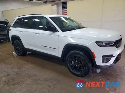 Czwarte zdjęcie samochodu z boku: 2024 JEEP GRAND CHEROKEE LAREDO VIN:1C4RJHAG7RC256145 - miniatura