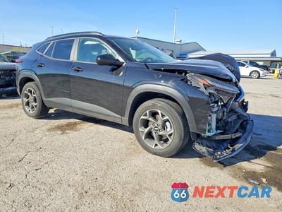 Czwarte zdjęcie samochodu z boku: 2025 CHEV TRAX 1LT VIN:KL77LHEP4SC036136 - miniatura