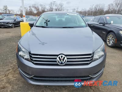 Piąte zdjęcie samochodu w środku: 2015 VOLKSWAGEN PASSAT S VIN:1VWAT7A36FC059846 - miniatura