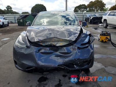 Piąte zdjęcie samochodu w środku: 2024 TESLA MODEL Y VIN:7SAYGDED0RA329636 - miniatura