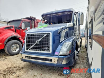 Drugie zdjęcie samochodu z przodu: 2016 VOLVO VNL SEMI TRUCK VIN:4V4NC9EH2GN931729 - miniatura