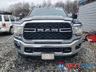 Piąte zdjęcie samochodu w środku: 2023 RAM 3500 BIG HORN VIN:3C63RRHL0PG542220 - miniatura