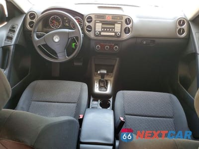Zdjęcie 8 z 12 samochodu: 2010 VOLKSWAGEN TIGUAN S VIN:WVGAV7AXXAW538175 - miniatura