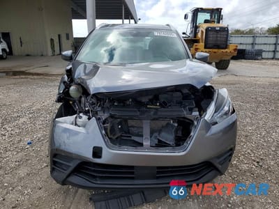 Piąte zdjęcie samochodu w środku: 2020 NISSAN KICKS SV VIN:3N1CP5CV3LL536450 - miniatura