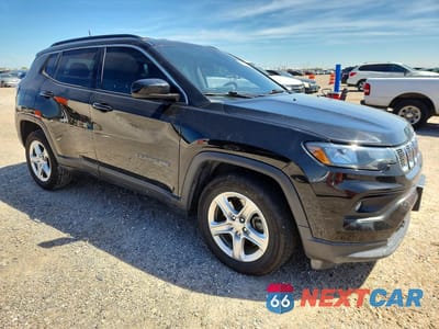 Czwarte zdjęcie samochodu z boku: 2023 JEEP COMPASS LATITUDE VIN:3C4NJDBN4PT515101 - miniatura