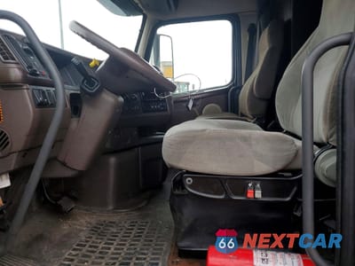 Piąte zdjęcie samochodu w środku: 2016 VOLVO VNL SEMI TRUCK VIN:4V4NC9EH8GN932447 - miniatura