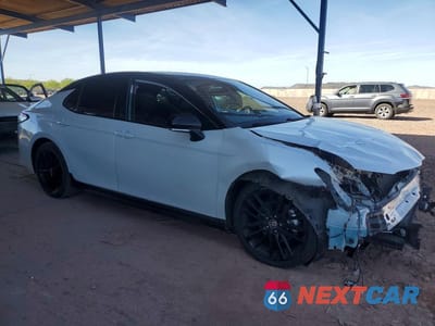 Czwarte zdjęcie samochodu z boku: 2022 TOYOTA CAMRY HYBRID XSE VIN:4T1K31AK6NU040102 - miniatura