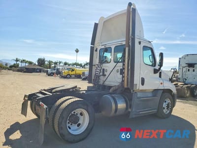 Czwarte zdjęcie samochodu z boku: 2016 FREIGHTLINER CASCADIA 125 SEMI TRUCK VIN:1FUBGEDV0GLHC5752 - miniatura