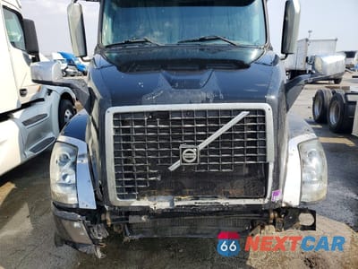 Zdjęcie 7 z 10 samochodu: 2007 VOLVO VN VNL VIN:4V4NC9GH17N446088 - miniatura