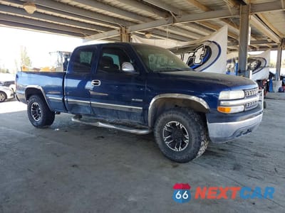 Czwarte zdjęcie samochodu z boku: 2001 CHEVROLET SILVERADO K1500 VIN:2GCEK19T711364733 - miniatura
