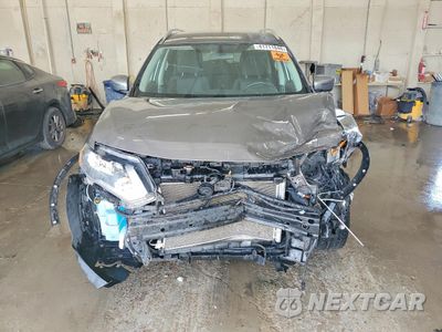 Piąte zdjęcie samochodu w środku: 2017 NISSAN ROGUE SV VIN:KNMAT2MV5HP503538 - miniatura