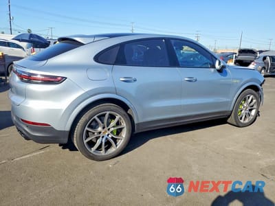Trzecie zdjęcie samochodu z tyłu: 2022 PORSCHE CAYENNE E HYBRID COUPE VIN:WP1BE2AY8NDA51058 - miniatura