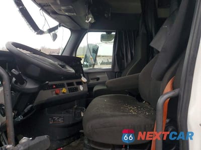 Piąte zdjęcie samochodu w środku: 2021 FREIGHTLINER CASCADIA 116 SEMI TRUCK VIN:3AKJHPDV0MSMG1837 - miniatura