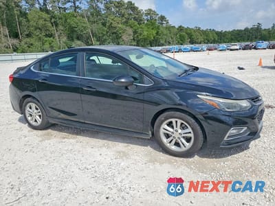 Czwarte zdjęcie samochodu z boku: 2018 CHEVROLET CRUZE LT VIN:1G1BE5SM5J7190631 - miniatura