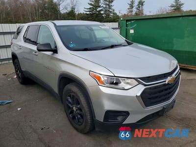 Czwarte zdjęcie samochodu z boku: 2020 CHEVROLET TRAVERSE LS VIN:1GNEVLKW6LJ173201 - miniatura