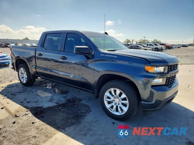 Czwarte zdjęcie samochodu z boku: 2021 CHEVROLET SILVERADO C1500 CUSTOM VIN:1GCPWBEK3MZ449953 - miniatura