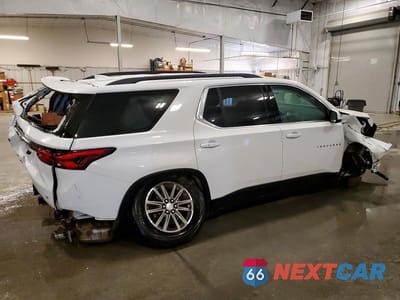 Trzecie zdjęcie samochodu z tyłu: 2022 CHEVROLET TRAVERSE LT VIN:1GNEVGKW6NJ116376 - miniatura