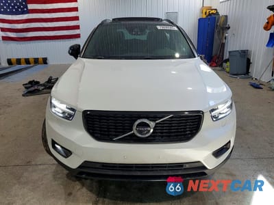 Piąte zdjęcie samochodu w środku: 2019 VOLVO XC40 T5 R-DESIGN VIN:YV4162UM5K2057519 - miniatura