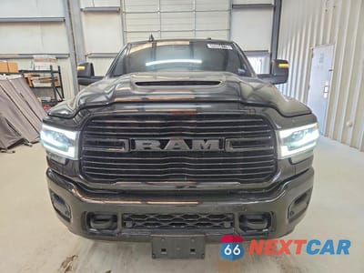 Piąte zdjęcie samochodu w środku: 2024 RAM 2500 LARAMIE VIN:3C6UR5NL9RG126557 - miniatura