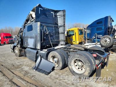 Trzecie zdjęcie samochodu z tyłu: 2022 VOLVO VNL SEMI TRUCK VIN:4V4NC9EH0NN290836 - miniatura