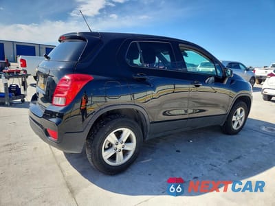 Trzecie zdjęcie samochodu z tyłu: 2022 CHEVROLET TRAX LS VIN:KL7CJNSM8NB555665 - miniatura