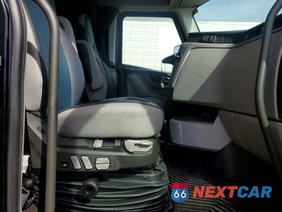 Piąte zdjęcie samochodu w środku: 2025 VOLVO VN VNL VIN:4V4BC9EH0SN695867 - miniatura