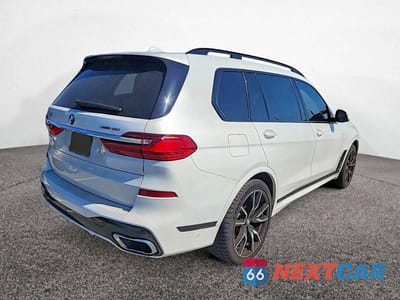 Czwarte zdjęcie samochodu z boku: 2019 BMW X7 XDRIVE40I VIN:5UXCW2C55KL084413 - miniatura