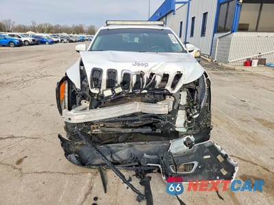 Piąte zdjęcie samochodu w środku: 2016 JEEP CHEROKEE LATITUDE VIN:1C4PJMCB9GW144184 - miniatura
