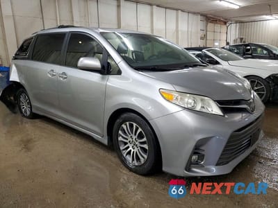 Czwarte zdjęcie samochodu z boku: 2018 TOYOTA SIENNA XLE 8-PASSENGER VIN:5TDYZ3DC0JS913855 - miniatura