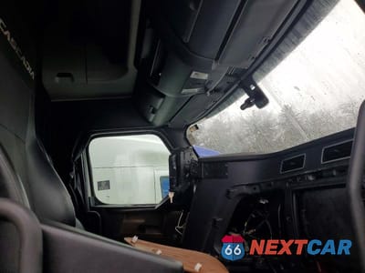 Piąte zdjęcie samochodu w środku: 2018 FREIGHTLINER CASCADIA 126 SEMI TRUCK VIN:3AKJHHDR4JSJV5684 - miniatura