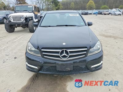 Piąte zdjęcie samochodu w środku: 2014 MERCEDES-BENZ C 250 VIN:WDDGF4HB9EG207100 - miniatura