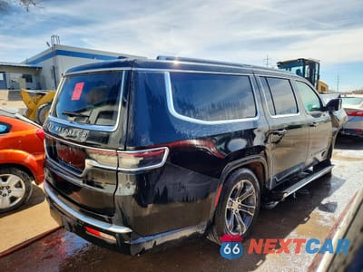 Trzecie zdjęcie samochodu z tyłu: 2024 JEEP GRAND WAGONEER L SERIES I VIN:1C4SJSEP6RS110088 - miniatura