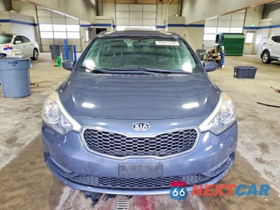 Piąte zdjęcie samochodu w środku: 2016 KIA FORTE LX VIN:KNAFK4A66G5613197 - miniatura