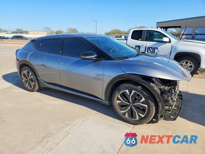 Czwarte zdjęcie samochodu z boku: 2024 KIA EV6 WIND VIN:KNDC34LA6R5193738 - miniatura