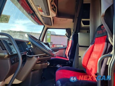 Piąte zdjęcie samochodu w środku: 2016 VOLVO VNL SEMI TRUCK VIN:4V4NC9EG6GN190959 - miniatura