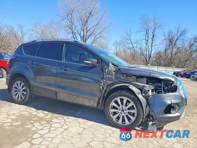 Czwarte zdjęcie samochodu z boku: 2018 FORD ESCAPE TITANIUM VIN:1FMCU9J95JUA84647 - miniatura