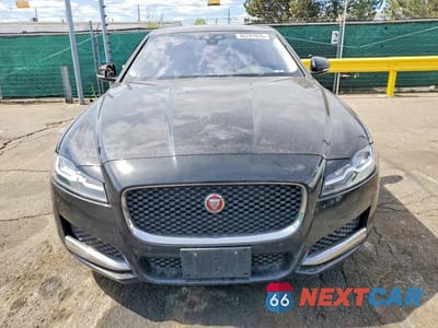 Piąte zdjęcie samochodu w środku: 2016 JAGUAR XF PRESTIGE VIN:SAJBK4BV9GCY16198 - miniatura
