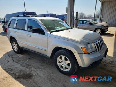 Czwarte zdjęcie samochodu z boku: 2010 JEEP GRAND CHEROKEE LAREDO VIN:1J4PR4GK4AC103791 - miniatura