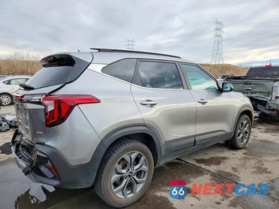 Trzecie zdjęcie samochodu z tyłu: 2024 KIA SELTOS S VIN:KNDEUCAA3R7586247 - miniatura