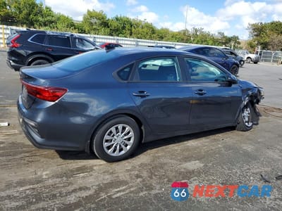 Trzecie zdjęcie samochodu z tyłu: 2021 KIA FORTE FE VIN:3KPF24AD7ME275018 - miniatura