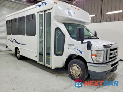 Czwarte zdjęcie samochodu z boku: 2022 FORD E350 SHUTTLE BUS VIN:1FDEE3FN9NDC42471 - miniatura