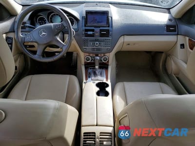 Zdjęcie 8 z 11 samochodu: 2011 MERCEDES-BENZ C 300 4MATIC VIN:WDDGF8BB7BR183007 - miniatura