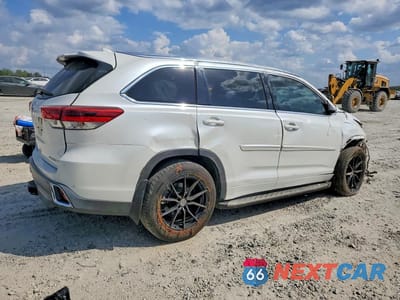 Trzecie zdjęcie samochodu z tyłu: 2018 TOYOTA HIGHLANDER LIMITED PLATINUM VIN:5TDDZRFH4JS878179 - miniatura