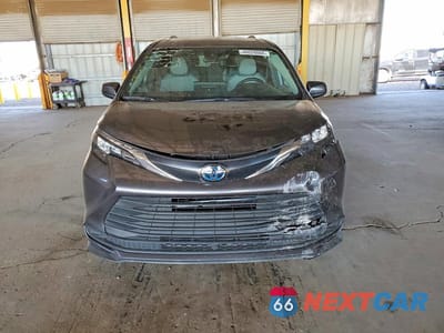 Piąte zdjęcie samochodu w środku: 2025 TOYOTA SIENNA LE 8-PASSENGER VIN:5TDKRKEC6SS254373 - miniatura