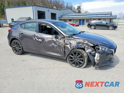 Czwarte zdjęcie samochodu z boku: 2018 MAZDA 3 TOURING VIN:3MZBN1L31JM240093 - miniatura