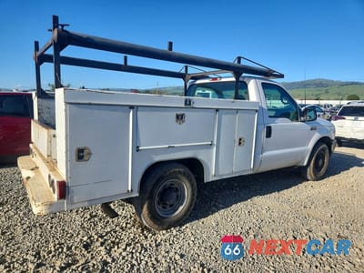 Trzecie zdjęcie samochodu z tyłu: 2001 FORD F250 SUPER DUTY UTILITY / SERVICE TRUCK VIN:1FTNF20L91EB72977 - miniatura