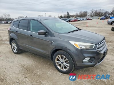 Czwarte zdjęcie samochodu z boku: 2017 FORD ESCAPE SE VIN:1FMCU9GD4HUD43697 - miniatura