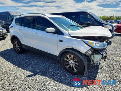 Czwarte zdjęcie samochodu z boku: 2017 FORD ESCAPE TITANIUM VIN:1FMCU0JD5HUE51850 - miniatura