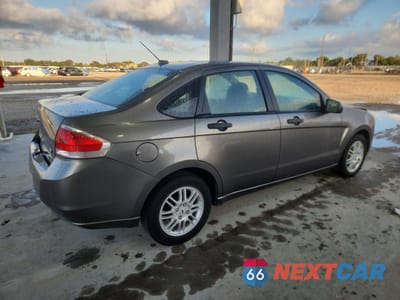 Trzecie zdjęcie samochodu z tyłu: 2010 FORD FOCUS SE VIN:1FAHP3FN9AW138742 - miniatura